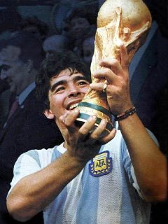 Maradona-Mundial_86_con_la_copa