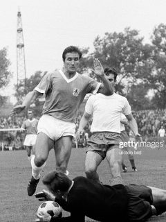 (GERMANY OUT) Football Germany, Bundesliga, 1967/1968, Glueckaufkampfbahn Stadium, Schalke 04 versus TSV 1860 Munich 0:0, scene of the match f.l.t.r. Klaus Senger (Schalke), Rudolf Zeiser (Munich), goalkeeper Norbert Nigbur (Schalke), Rudolf Brunnenmeier (Munich), (Photo by Werner OTTO/ullstein bild via Getty Images)